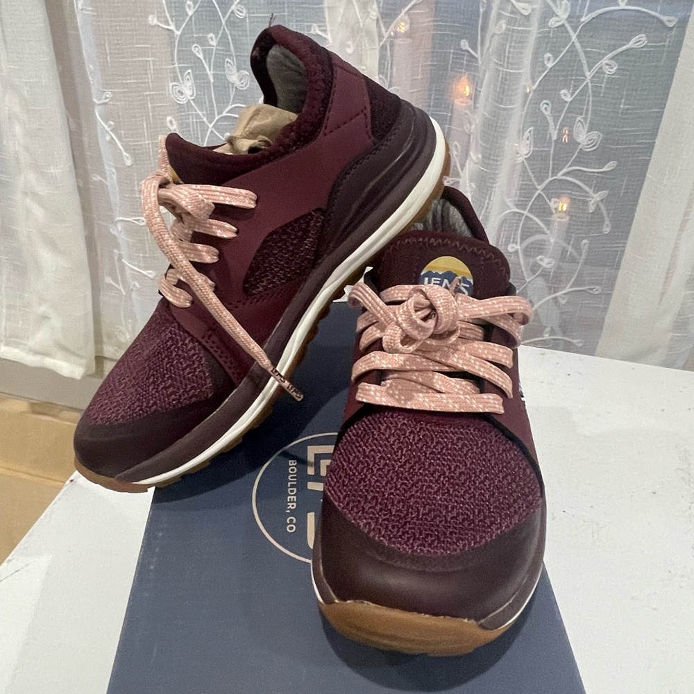 Lem’s 8.5 B women’s sneakers, burgundy with pink laces LEMS74W-085 rosewood